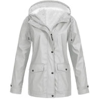 hellgraue wind- und wasserdichte Outdoorjacke mit zwei Seitentaschen auf weißem Hintergrund