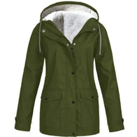 Armeegrüne wind- und wasserdichte Outdoorjacke mit zwei Seitentaschen auf weißem Hintergrund