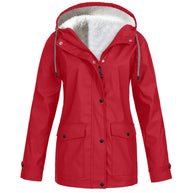 Rote wind- und wasserdichte Outdoorjacke mit zwei Seitentaschen auf weißem Hintergrund