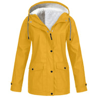 Gelbe wind- und wasserdichte Outdoorjacke mit zwei Seitentaschen auf weißem Hintergrund