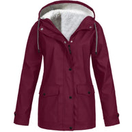 Burgund  wind- und wasserdichte Outdoorjacke mit zwei Seitentaschen auf weißem Hintergrund