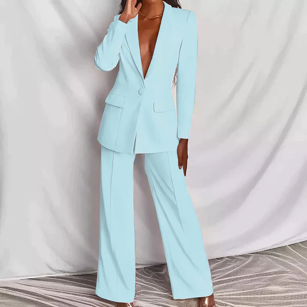 Ein Set aus hellblauem klassischem Blazer und eleganter Hose