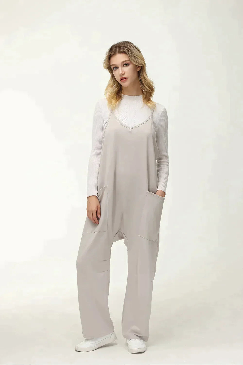 Frau Trägt Einen Cela Grau Jumpsuit