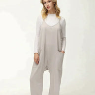 Frau Trägt Einen Cela Grau Jumpsuit
