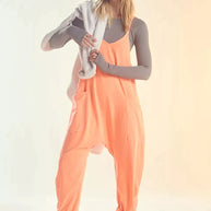 Frau Trägt Einen Cela Peach Jumpsuit