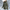 Seitenansicht einer eleganten grün winterjacke vor einem verschneiten hintergrund