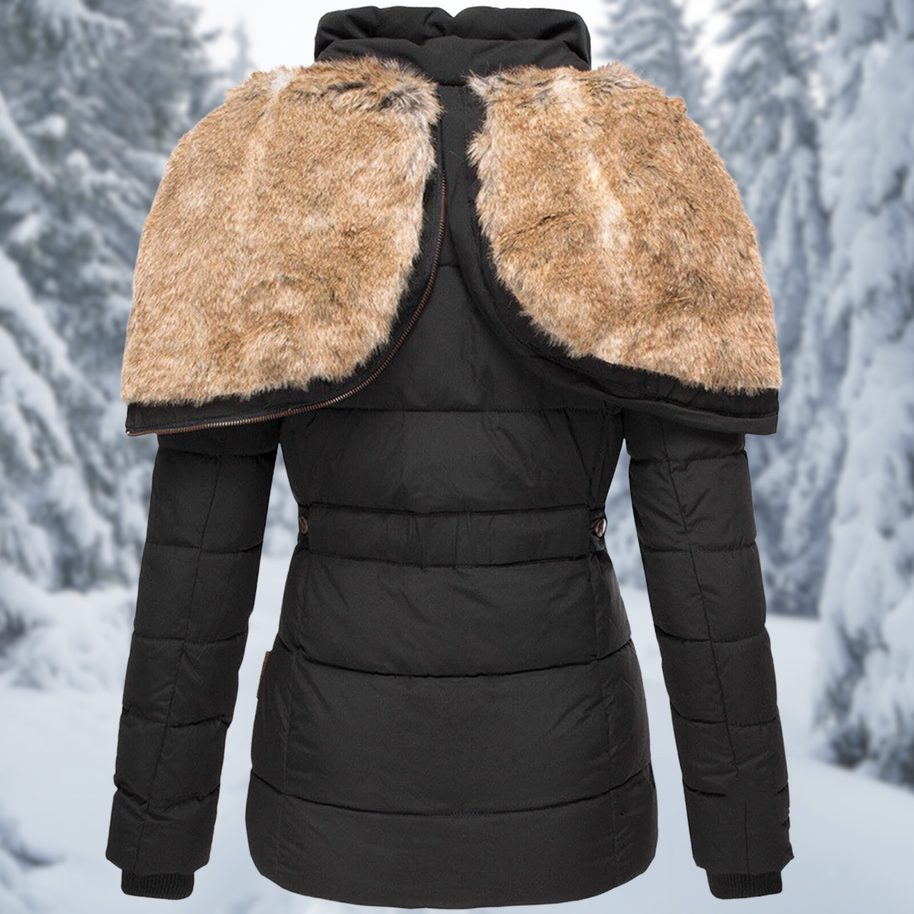 Rückansicht einer elegante schwarz winterjacke mit pelzkragen vor einem verschneiten hintergrund