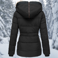 Rückansicht einer elegante schwarz winterjacke vor einem verschneiten hintergrund