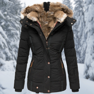 Elegante schwarz winterjacke vor einem verschneiten hintergrund