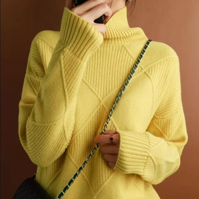 Ein mensch in einem lose gelb rollkragenpullover 
