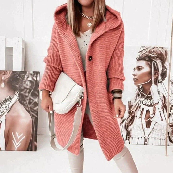 Rote lange warme Strickjacke mit Kapuze und zwei schwarzen Knöpfen