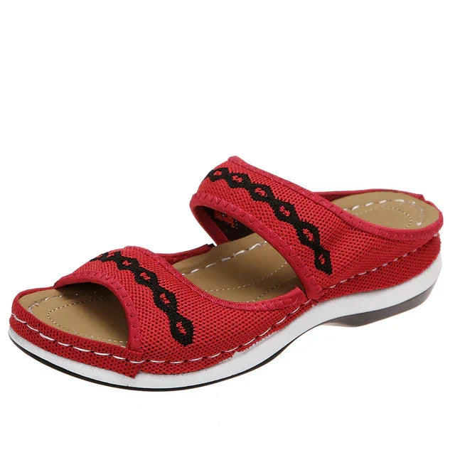 Ein einzelner rot orthopädischer sommerschuh auf einem weißen hintergrund