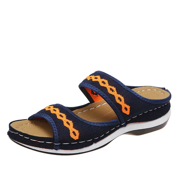 Ein einzelner blau orthopädischer sommerschuh auf einem weißen hintergrund