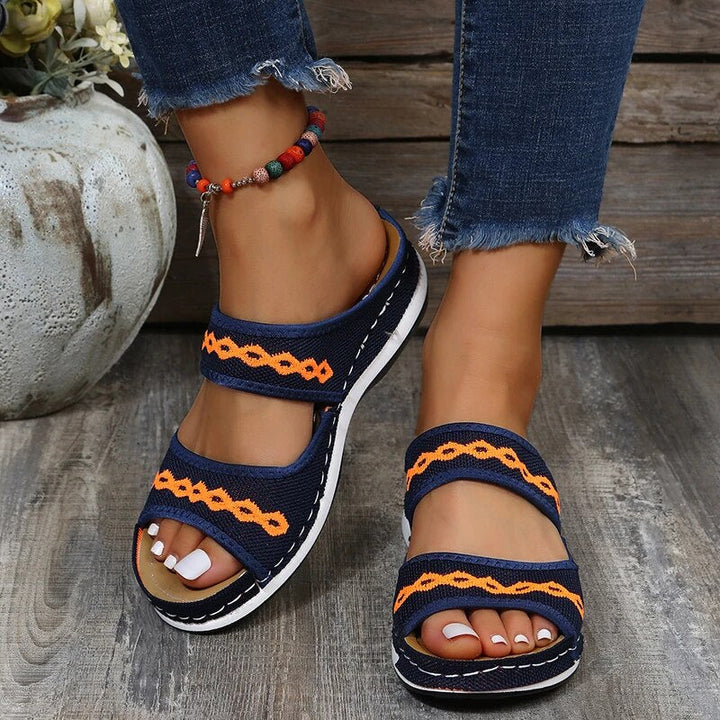 Ein modell, das blau orthopädische sommerschuhe trägt