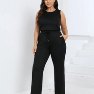 Frau Trägt Einen Schwarz Jumpsuit