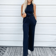 Frau Trägt Einen Marineblau Jumpsuit