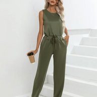 Frau Trägt Einen Dunkle Palme Jumpsuit