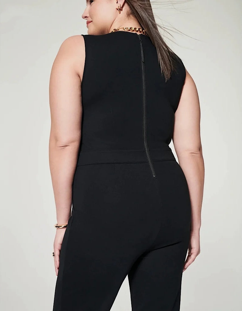 Rückansicht Einer Frau In Einem Schwarz Jumpsuit