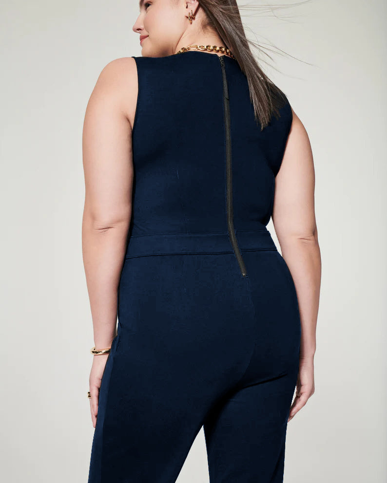 Rückansicht Einer Frau In Einem Marineblau Jumpsuit