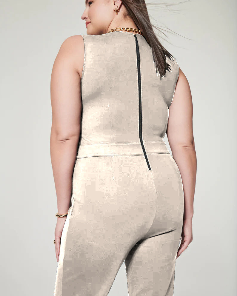 Rückansicht Einer Frau In Einem Beige Jumpsuit