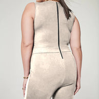 Rückansicht Einer Frau In Einem Beige Jumpsuit
