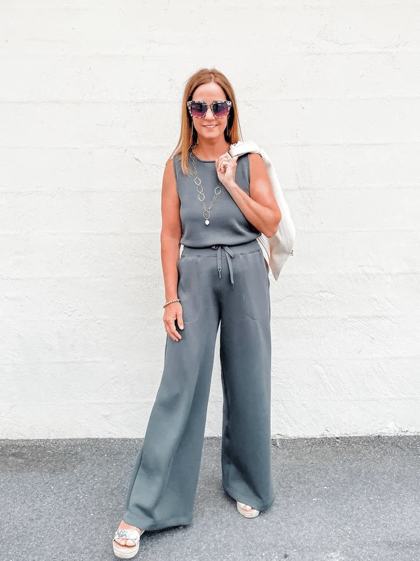 Frau Posiert In Einem Hazy Blue Grau Jumpsuit