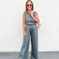 Frau Posiert In Einem Hazy Blue Grau Jumpsuit