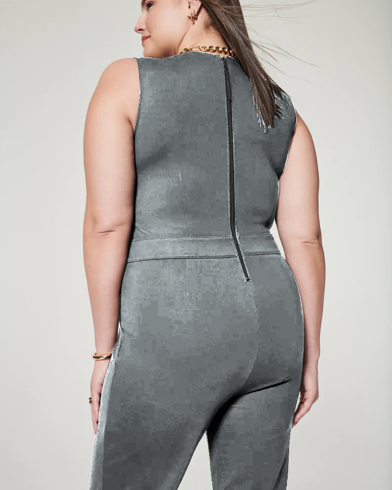 Rückansicht Einer Frau In Einem Hazy Blue Grau Jumpsuit