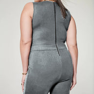 Rückansicht Einer Frau In Einem Hazy Blue Grau Jumpsuit