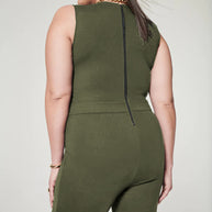 Rückansicht Einer Frau In Einem Dunkle Palme Jumpsuit