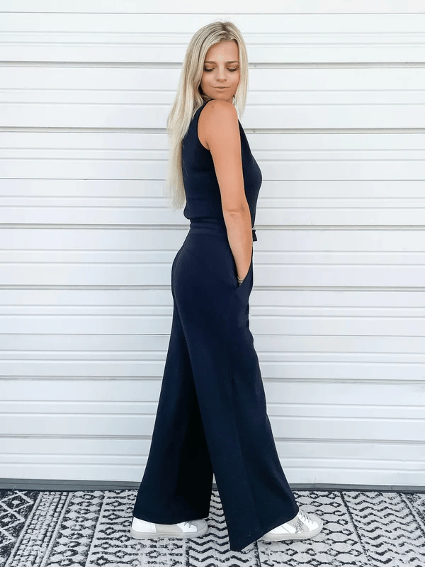 Seitenansicht Einer Frau In Einem Marineblau Jumpsuit