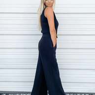 Seitenansicht Einer Frau In Einem Marineblau Jumpsuit