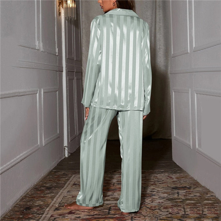 Backansicht einer frau in grün pyjama