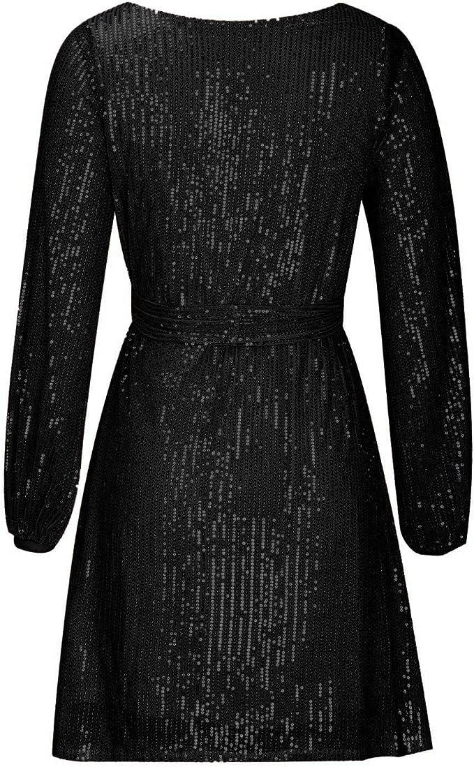 Schwarzes lockeres Mini-Partykleid auf weißem Hintergrund