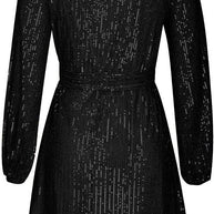 Schwarzes lockeres Mini-Partykleid auf weißem Hintergrund