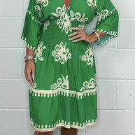 Bedrucktes Kleid mit V-Ausschnitt