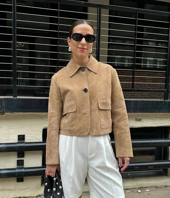 WW | beige Damenjacke aus Suedette mit schmalen Knöpfen