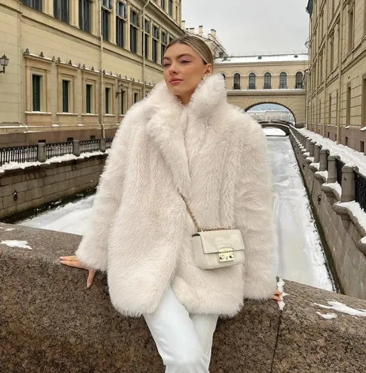 WW | Noble Damen Pelzmantel mit zeitloser Eleganz - Winter 2024