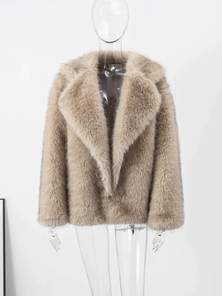 WW | Noble Damen Pelzmantel mit zeitloser Eleganz - Winter 2024