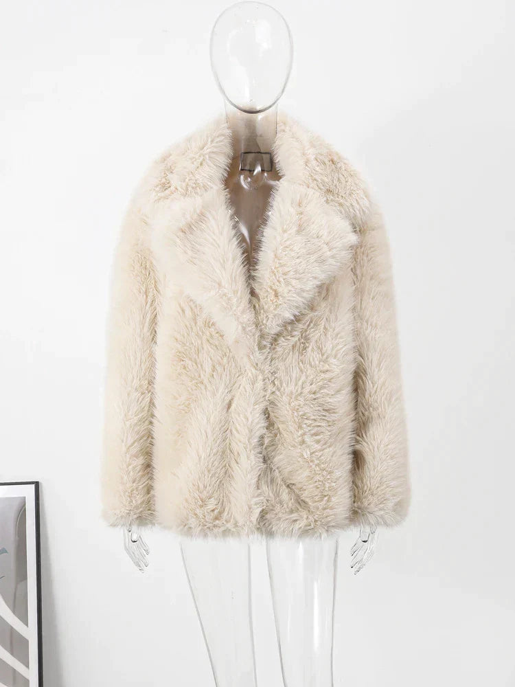 W&W Mode | Noble Damen Pelzmantel mit zeitloser Eleganz - Winter 2024