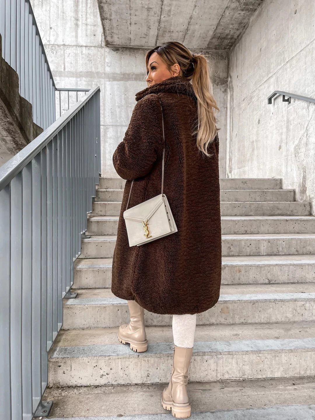 FrostGlamour: - Langer Wintermantel aus feiner Wolle mit Knöpfen