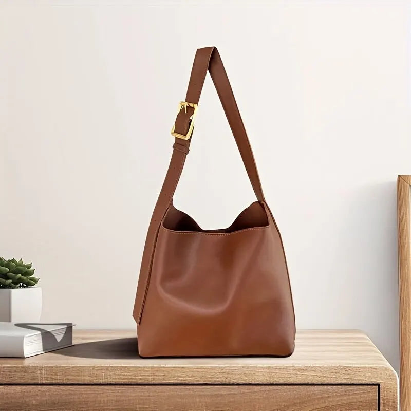 Braune Elegante Ledertasche Auf Einem Holztisch