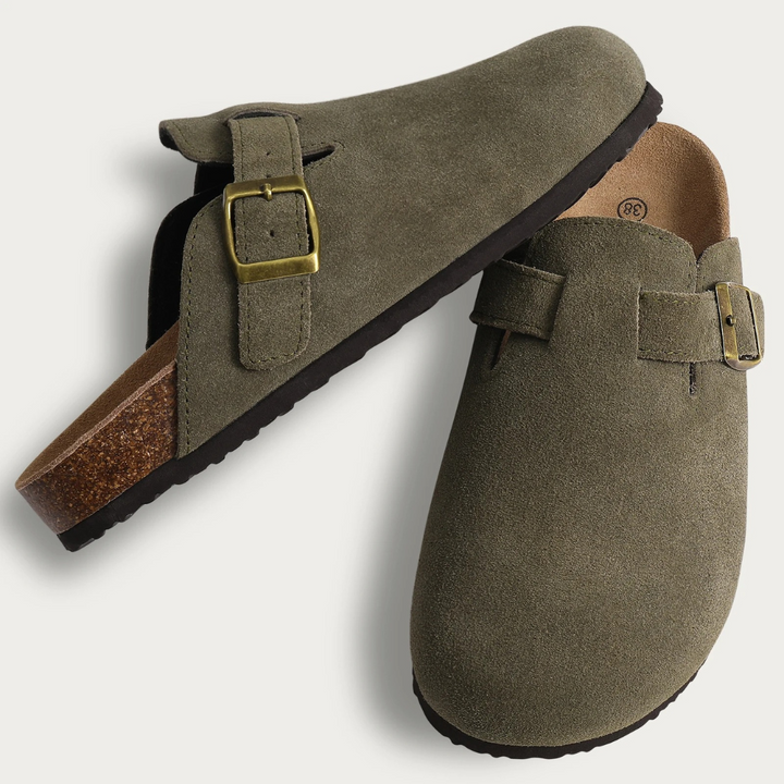 Grün orthopädische sandalen auf weißem hintergrund