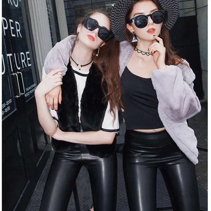Zwei Frauen In Leder Leggings