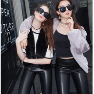 Zwei Frauen In Leder Leggings