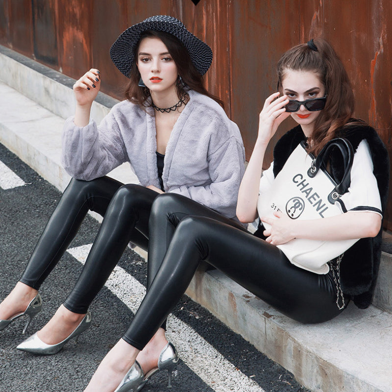 Zwei Frauen In Leder Leggings Auf Einem Bürgersteig