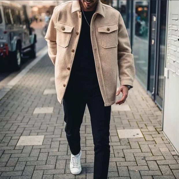 Mann im stylischen Designermantel läuft über den Bürgersteig