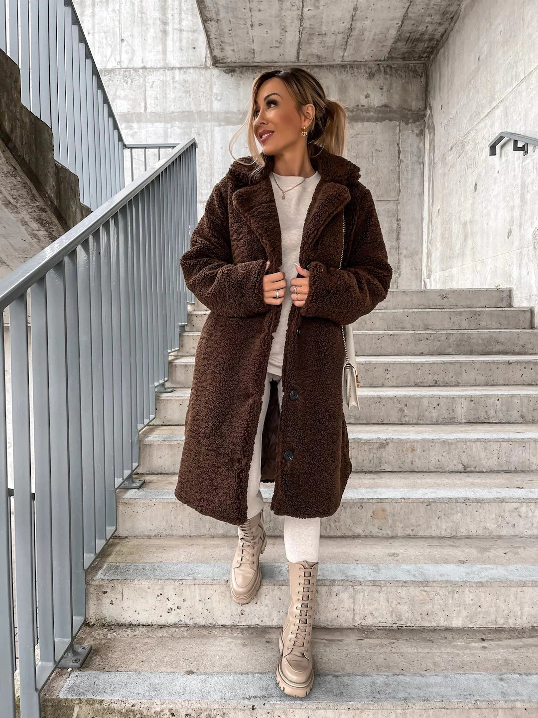 FrostGlamour: - Langer Wintermantel aus feiner Wolle mit Knöpfen