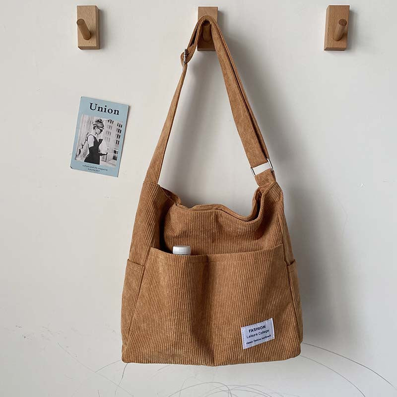 WW | Weite Corduroy Schultertasche