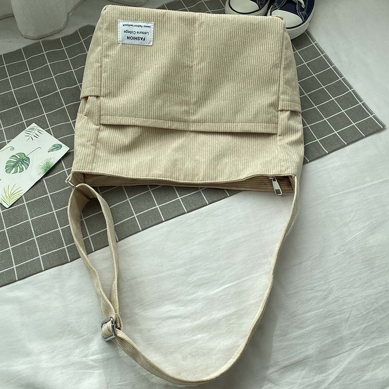 WW | Weite Corduroy Schultertasche